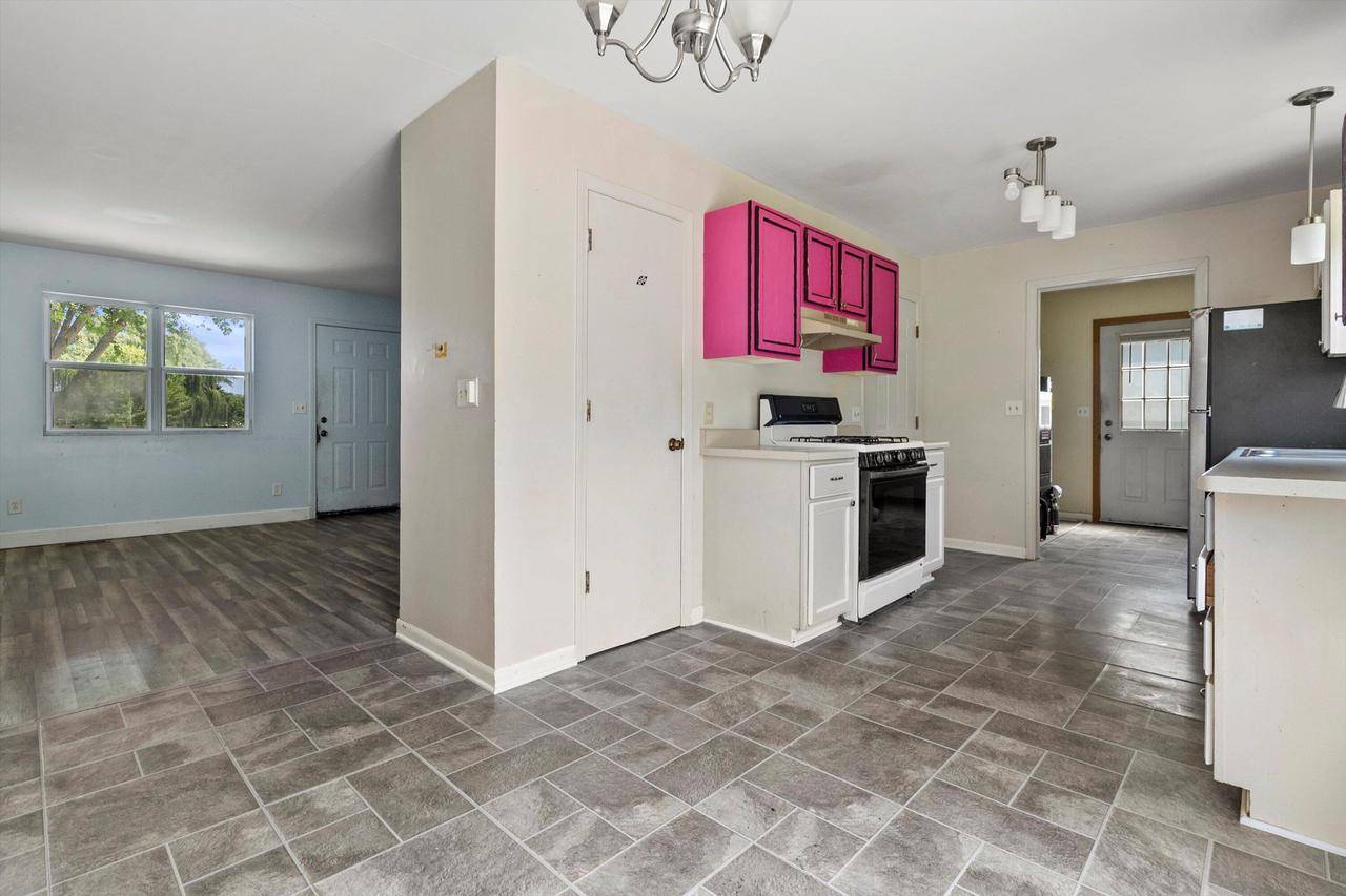 Twin Lakes, WI 53181-9525,937 Legion DRIVE