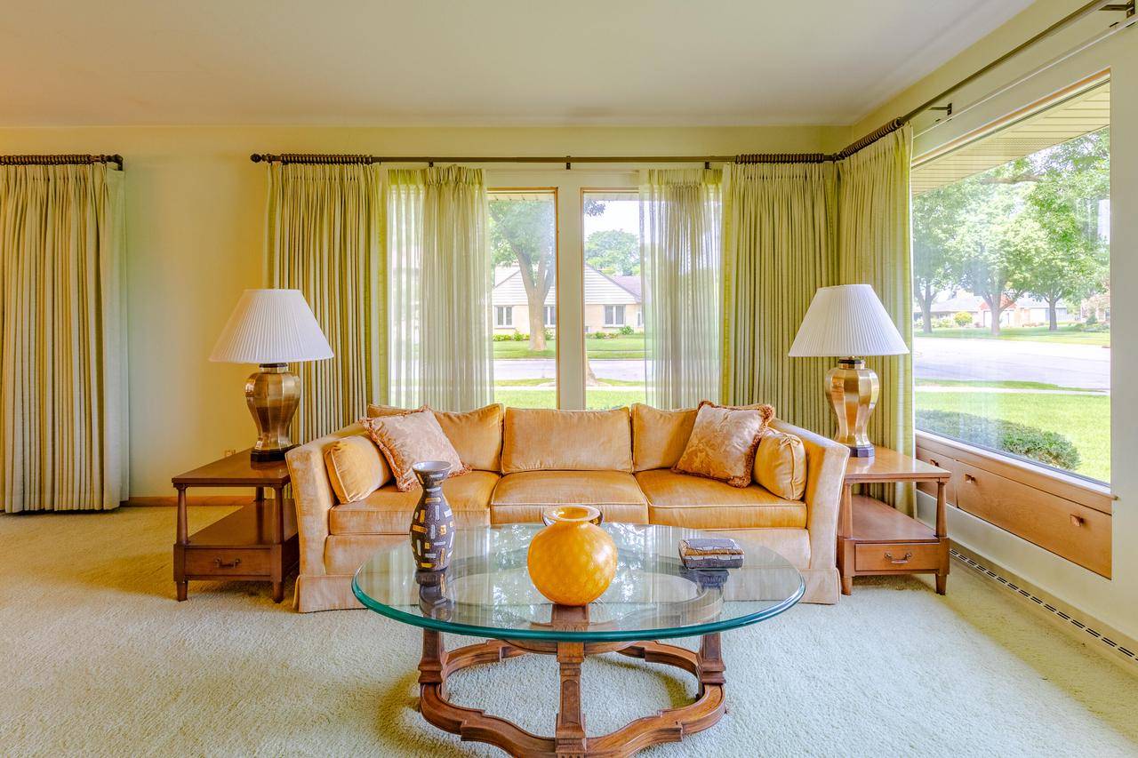 Wauwatosa, WI 53213-3615,7333 W Wisconsin AVENUE