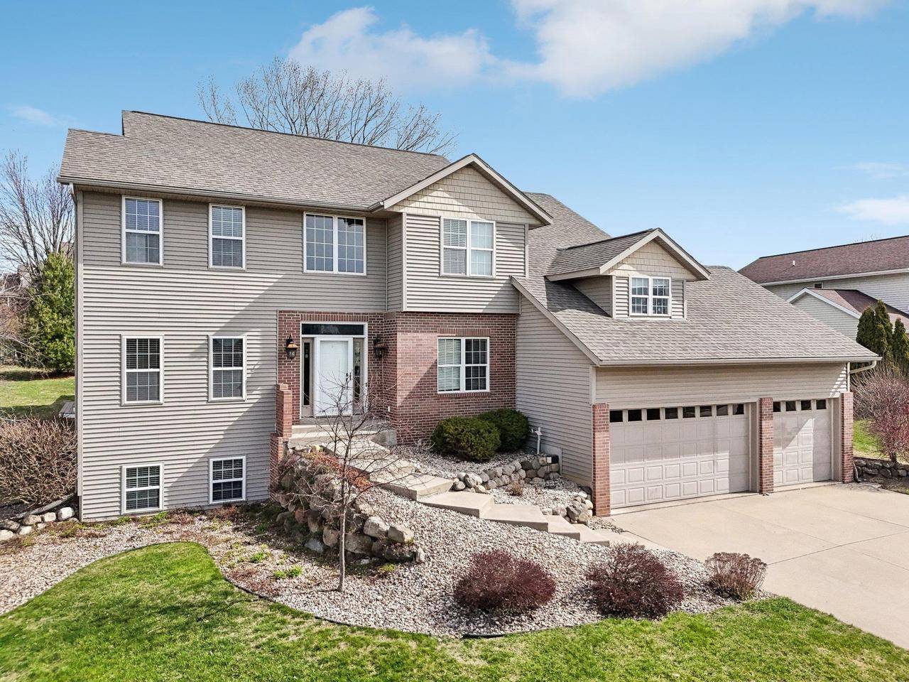 Waunakee, WI 53597,906 James Court