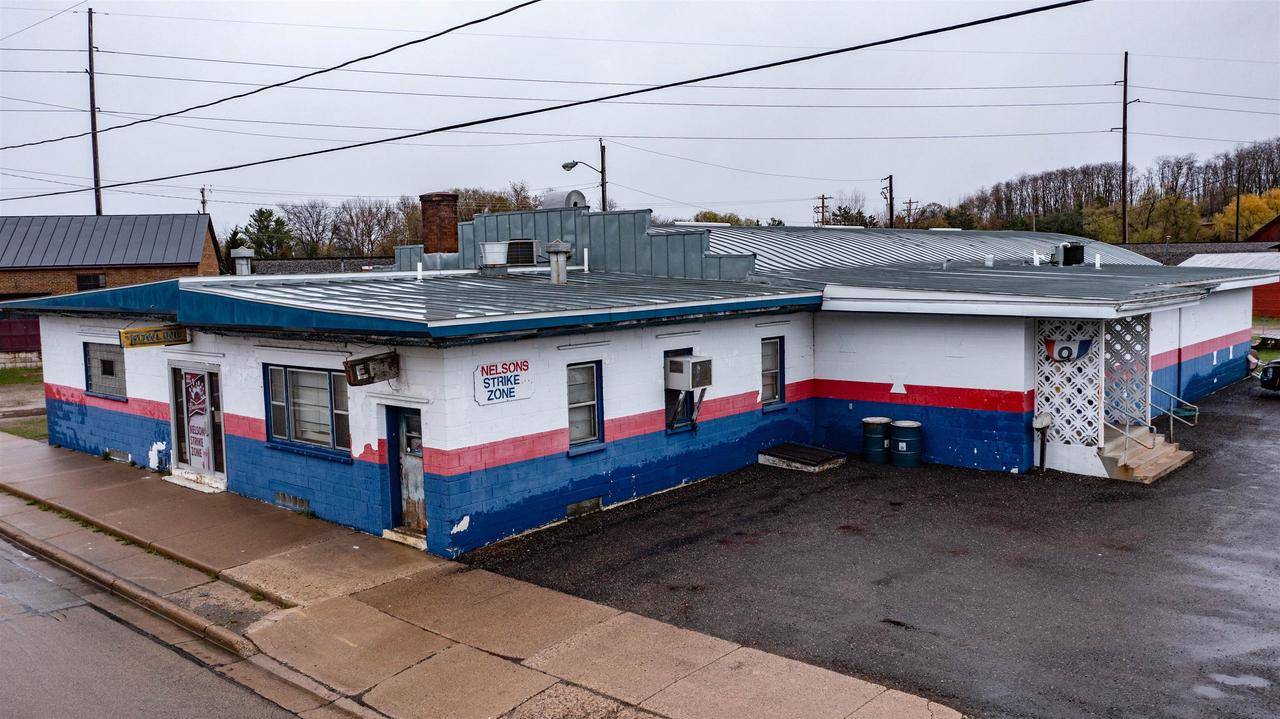Waupaca, WI 54981,408 OAK STREET