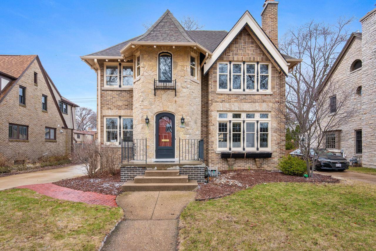 Whitefish Bay, WI 53217,5527 N Santa Monica BOULEVARD