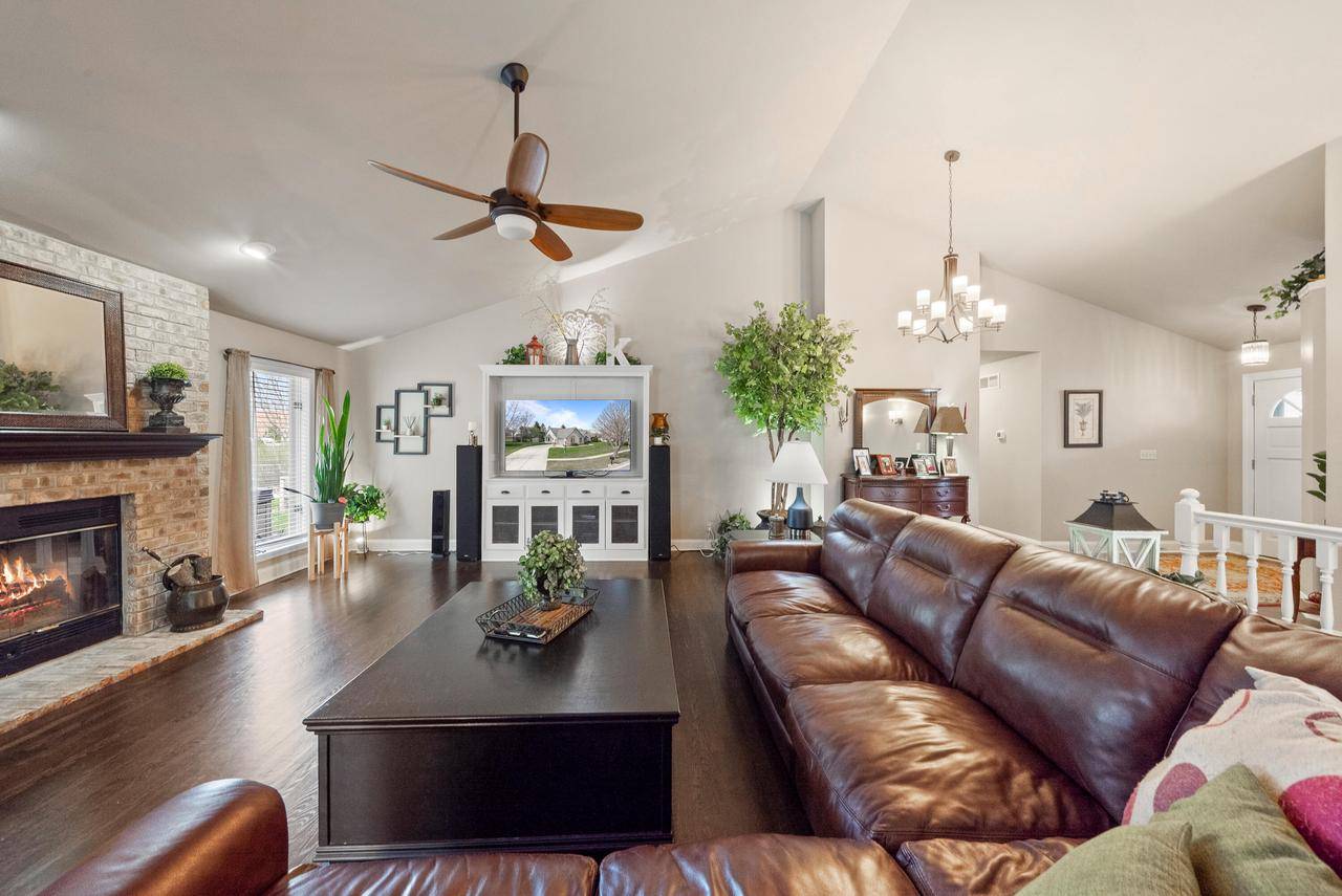 Mukwonago, WI 53149,1238 Fox River COURT