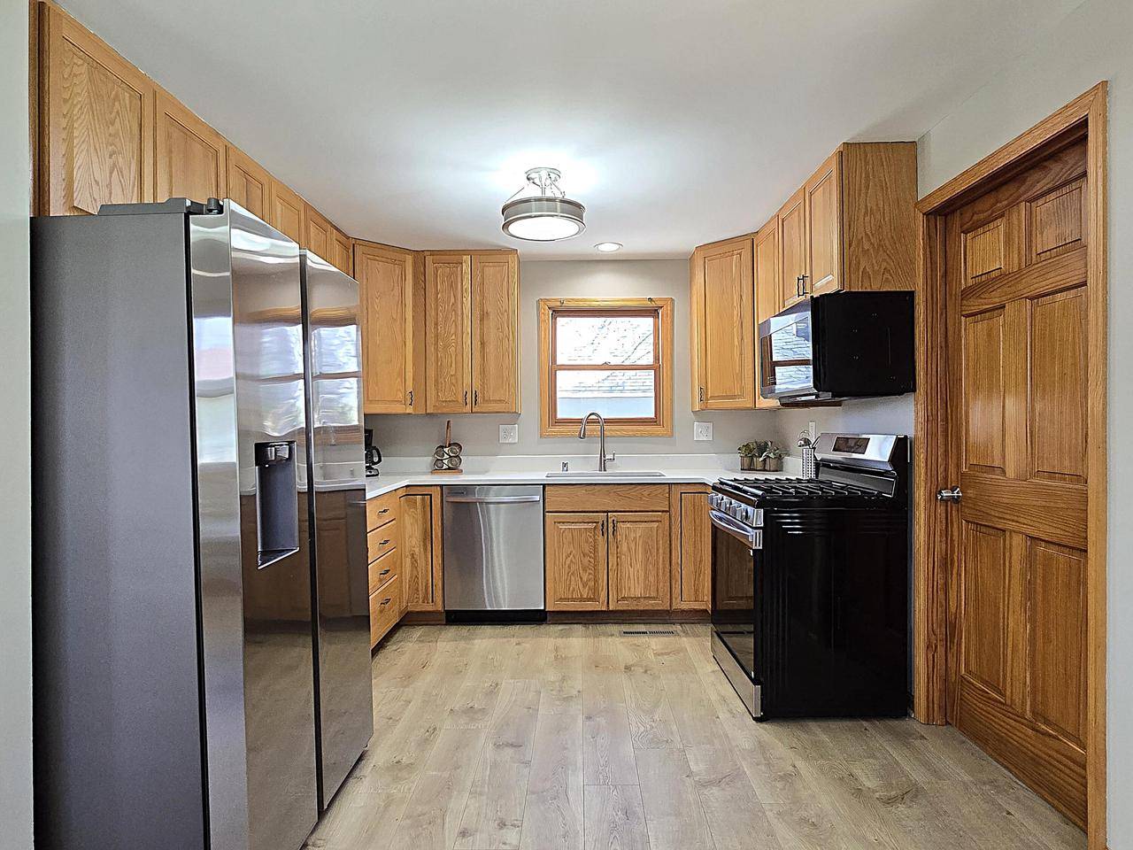Pewaukee, WI 53072,N22W28832 Oak LANE