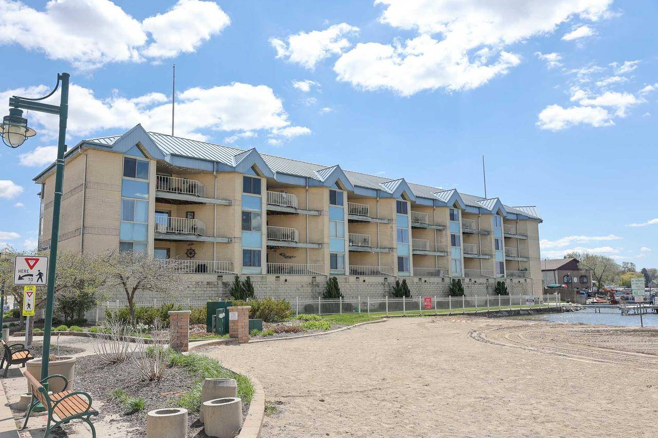 Pewaukee, WI 53072,130 W Wisconsin AVENUE #8