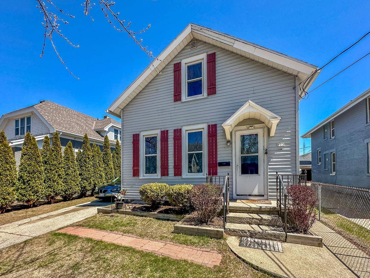 Manitowoc, WI 54220,913 S 24th STREET