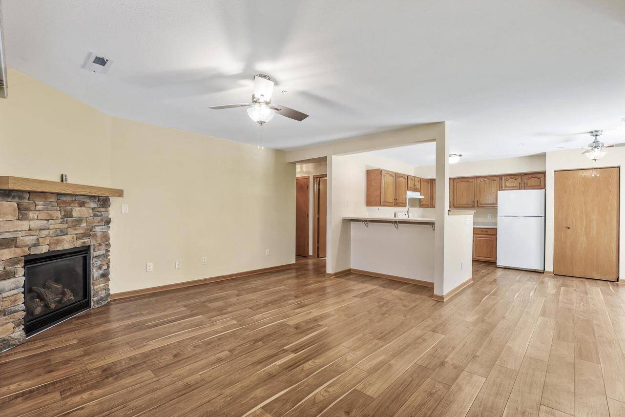 Oak Creek, WI 53154,211 W Oak Leaf DRIVE #3