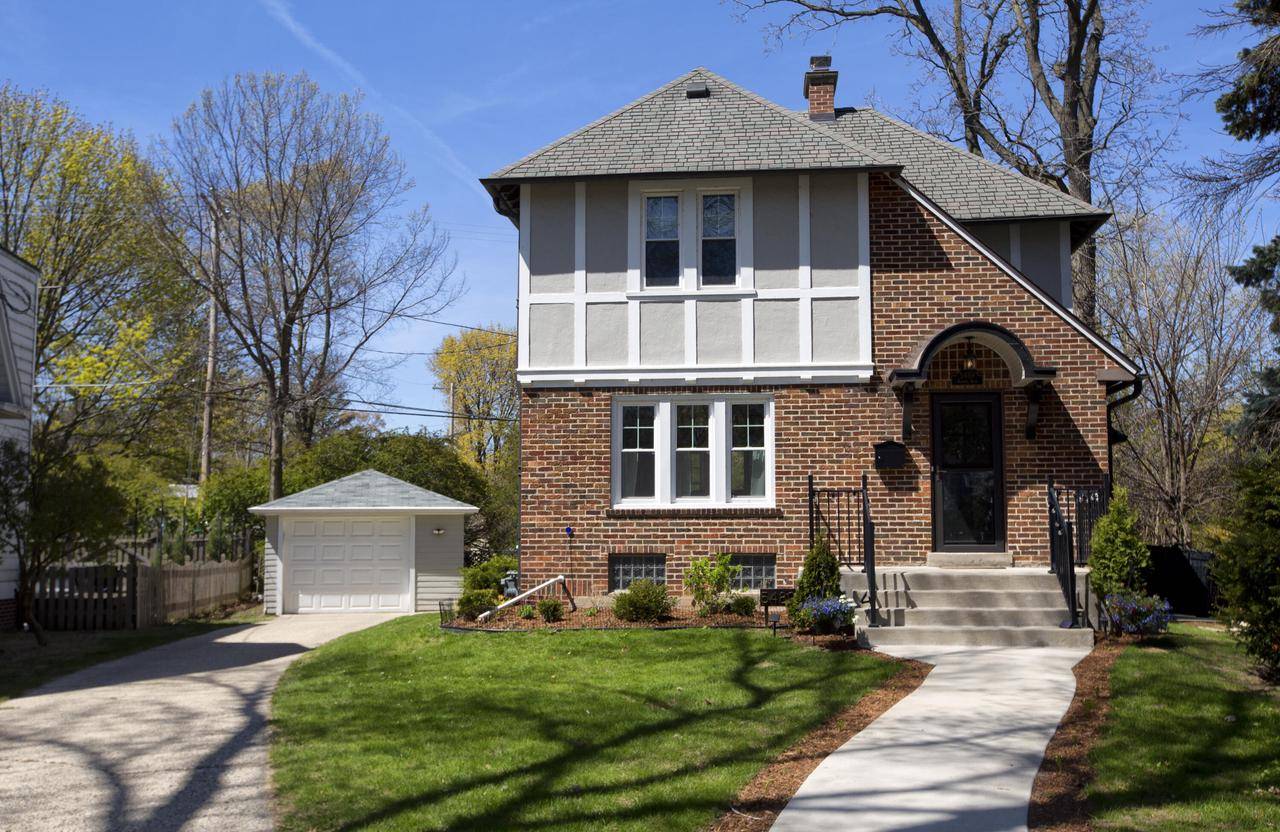 Whitefish Bay, WI 53217,5489 N Danbury ROAD
