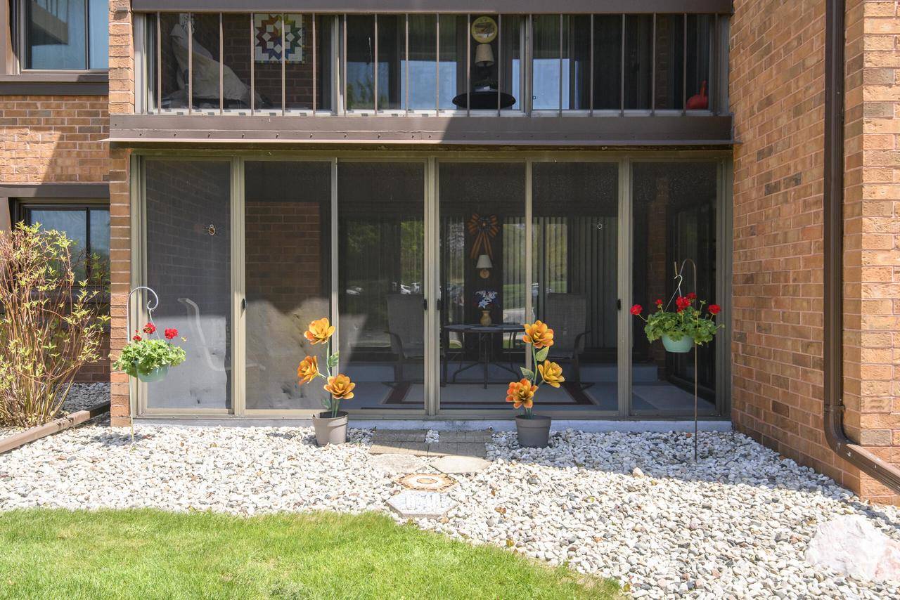 Greenfield, WI 53220,6100 W Stonehedge DRIVE #166