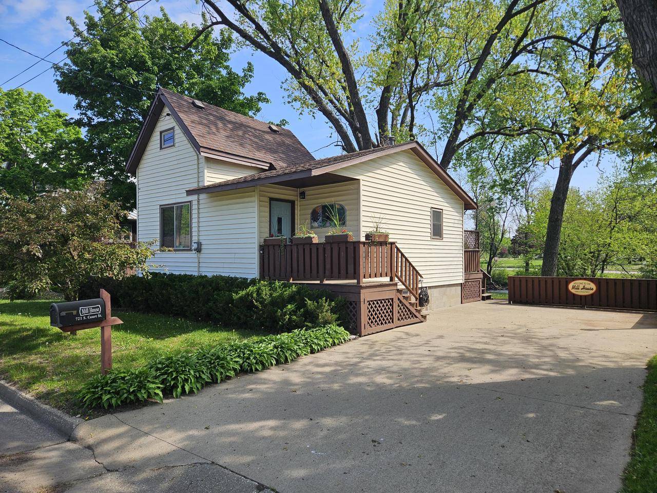 Sparta, WI 54656,721 S Court St