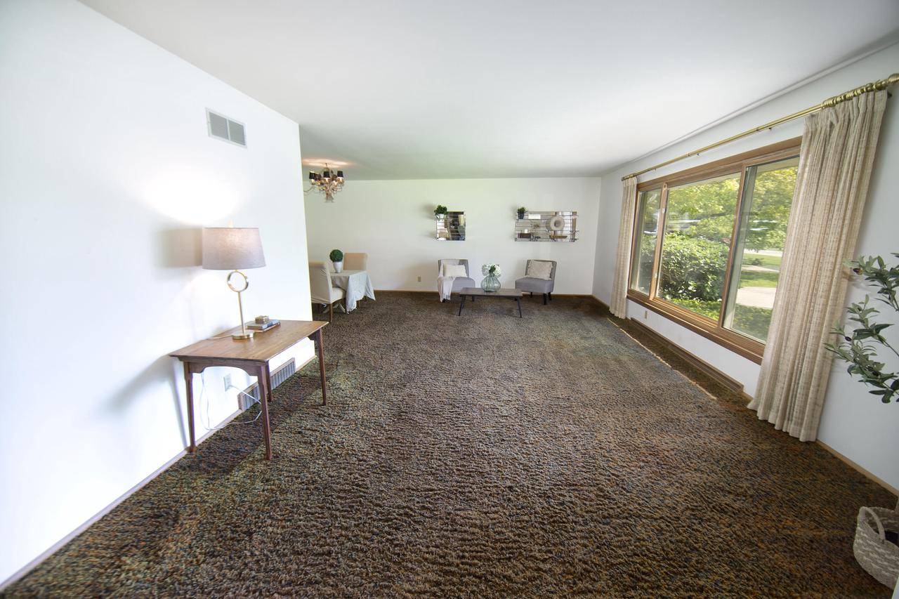 Fox Point, WI 53217,8680 N Point DRIVE