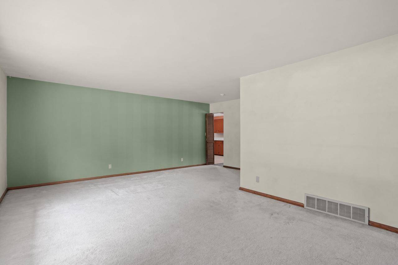 Mequon, WI 53097,11549 N Meadowbrook DRIVE