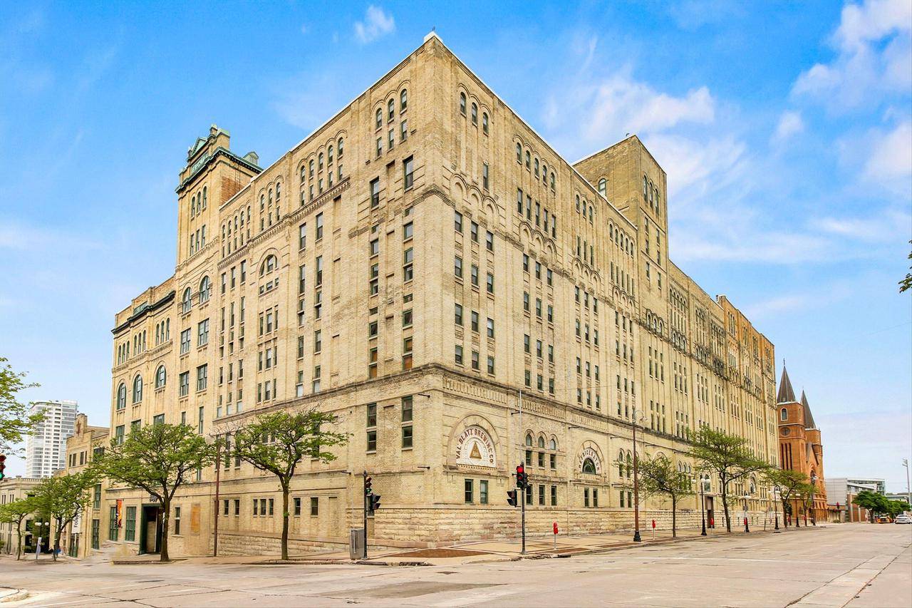 Milwaukee, WI 53202,270 E Highland AVENUE #213