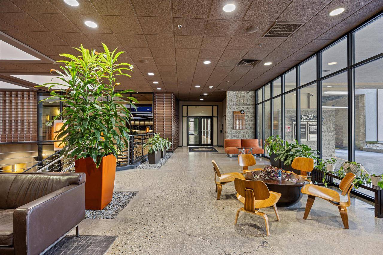 Milwaukee, WI 53202,270 E Highland AVENUE #213