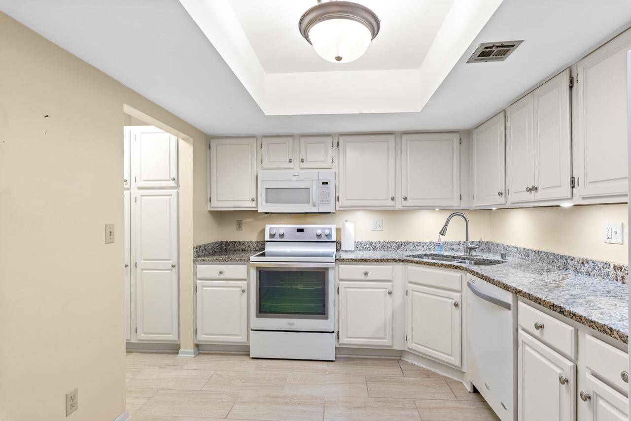 Glendale, WI 53209,6565 N Green Bay AVENUE #106