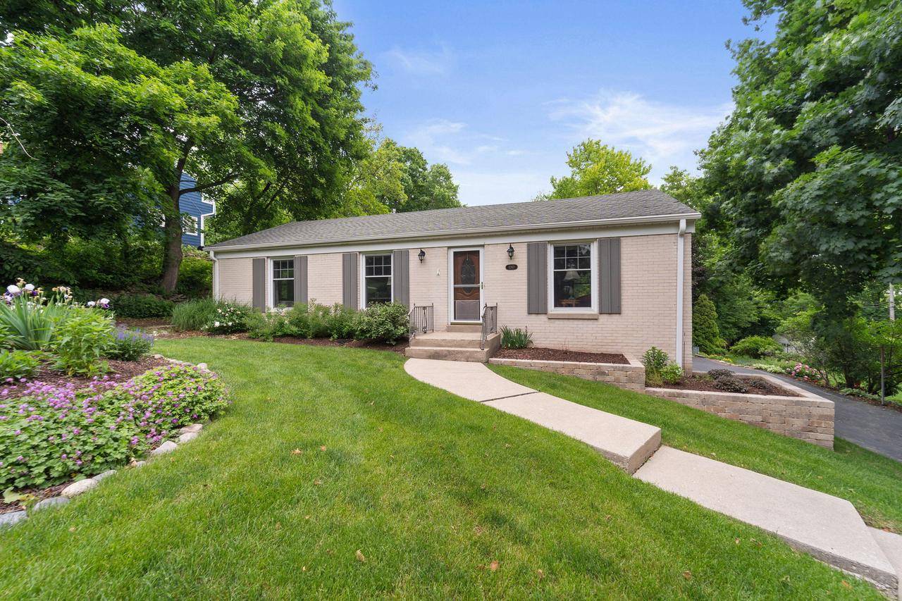 Brookfield, WI 53005,1060 Hawthorne LANE