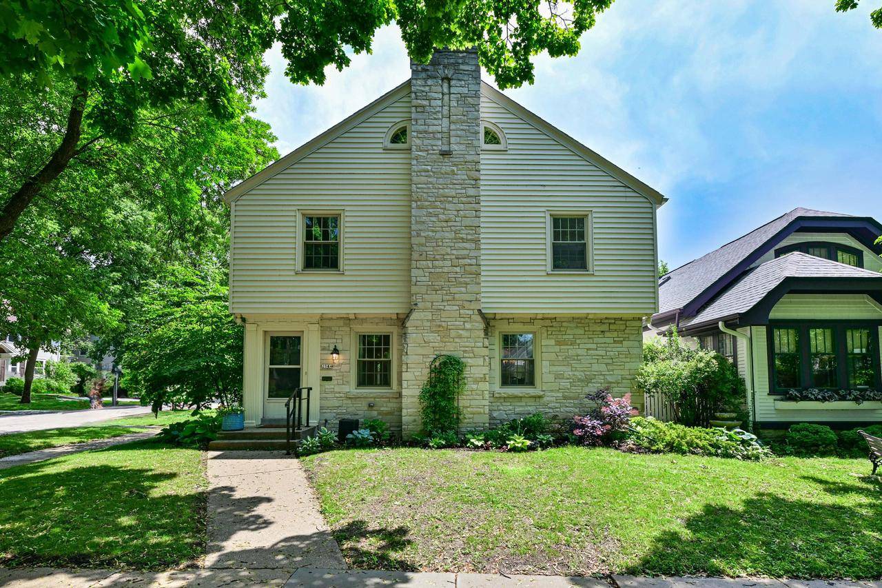 Wauwatosa, WI 53213,2044 Forest STREET