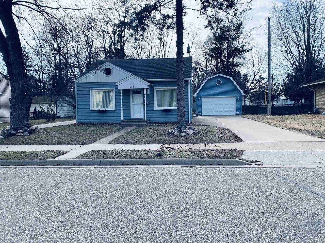 Waupaca, WI 54981,824 8TH STREET