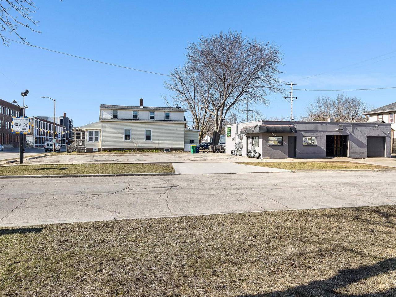 Green Bay, WI 54303,523 N BROADWAY