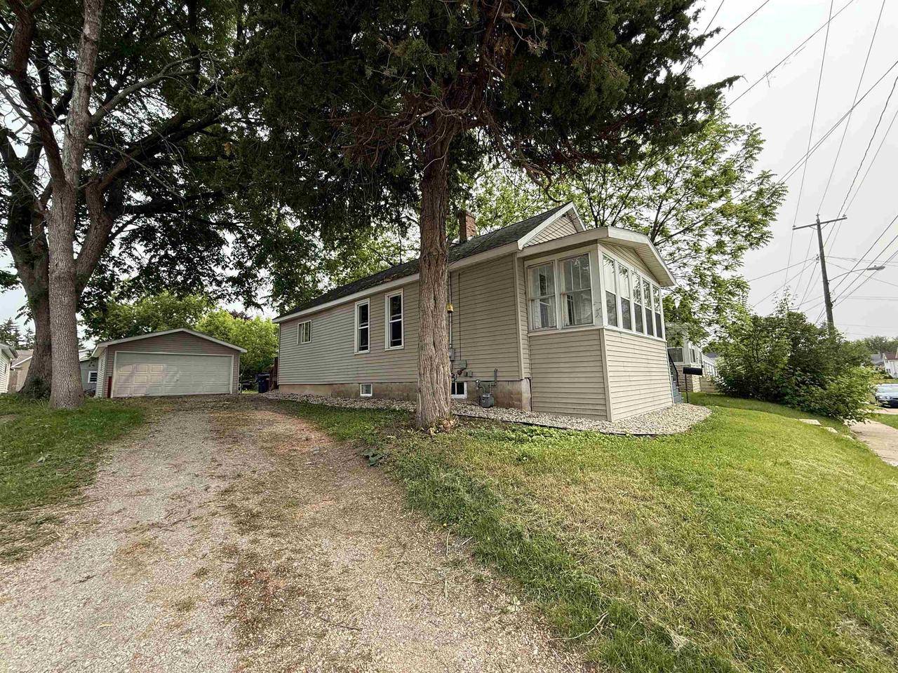 Oshkosh, WI 54902,828 W 10TH AVENUE