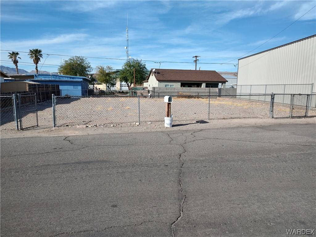 Bullhead City, AZ 86442,517 Mead LN