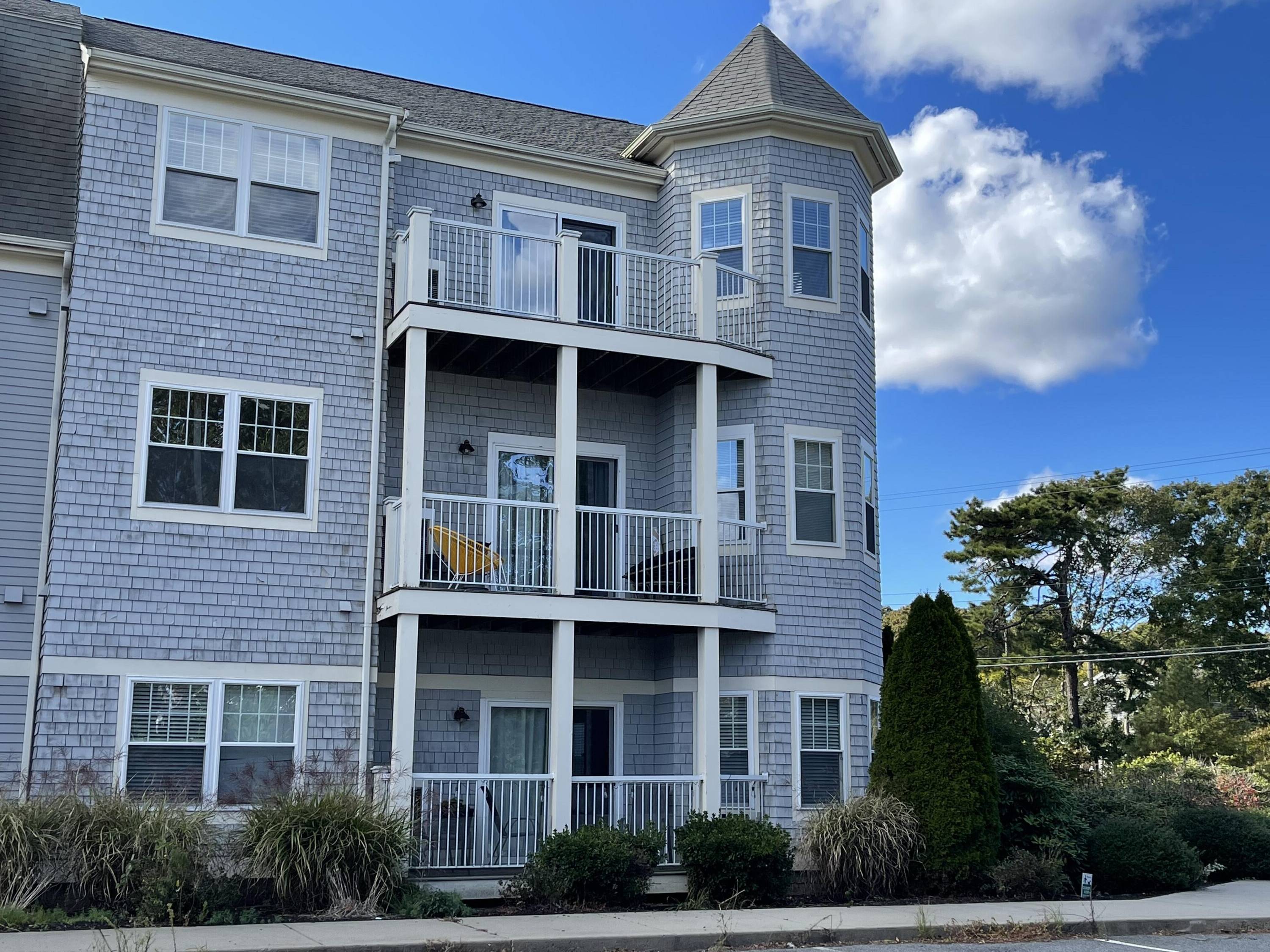 Hyannis, MA 02601,185 Stevens Street #3A