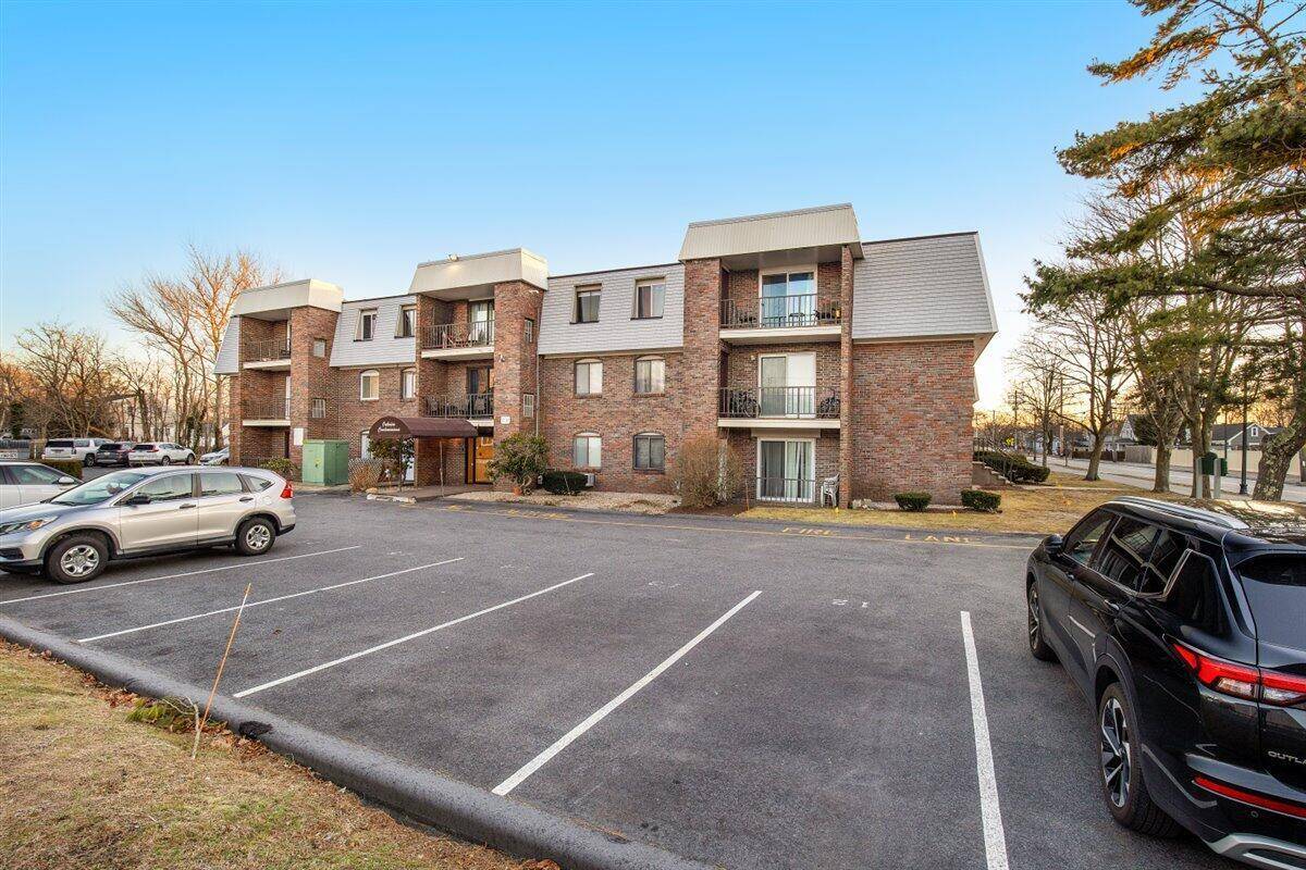 Hyannis, MA 02601,15 Oak Neck Road #11