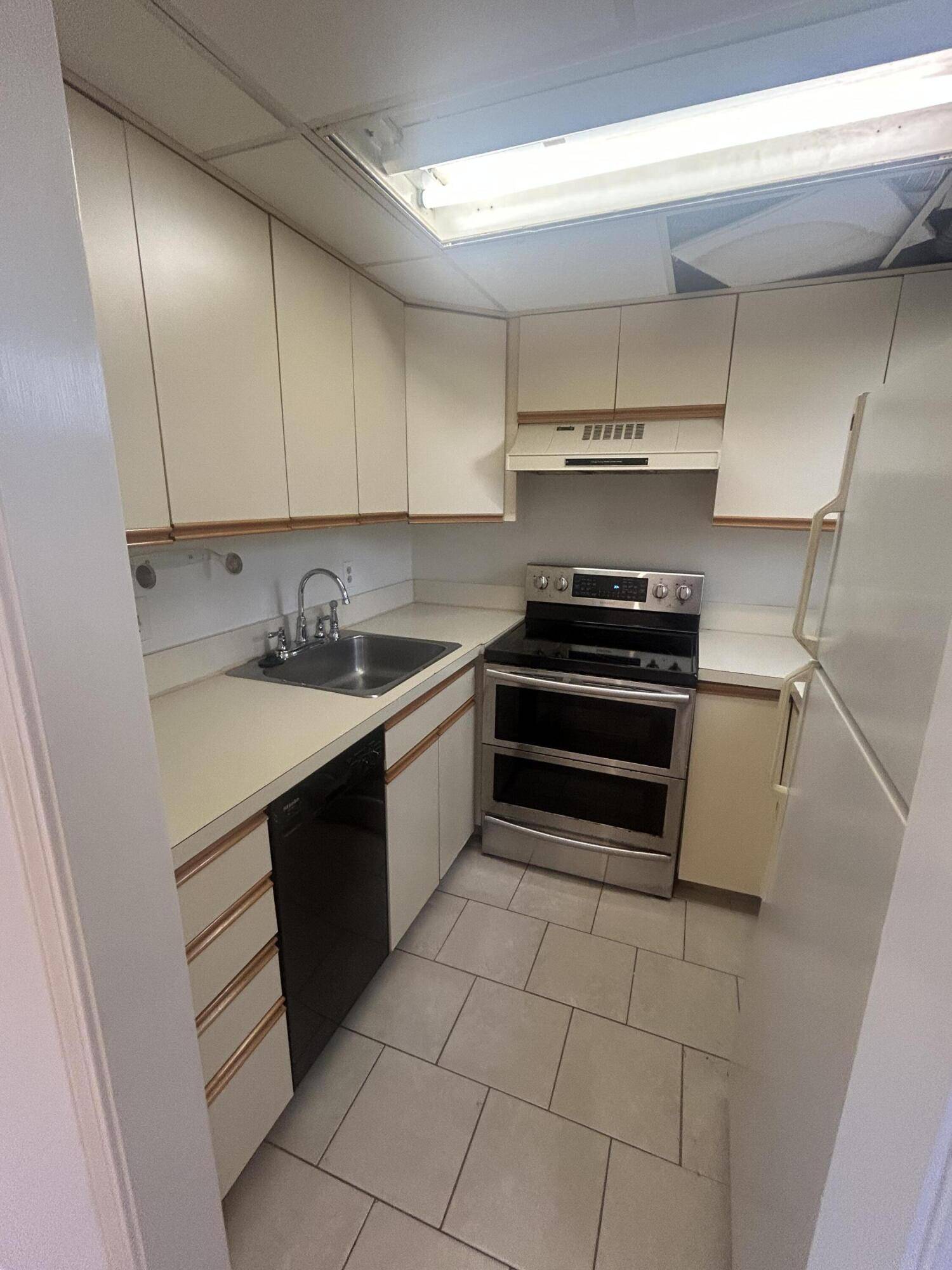 Hyannis, MA 02601,135 W Main Street #APT 41