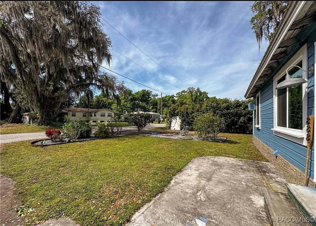 Lake Panasoffkee, FL 33538,888 County Road 482A RD