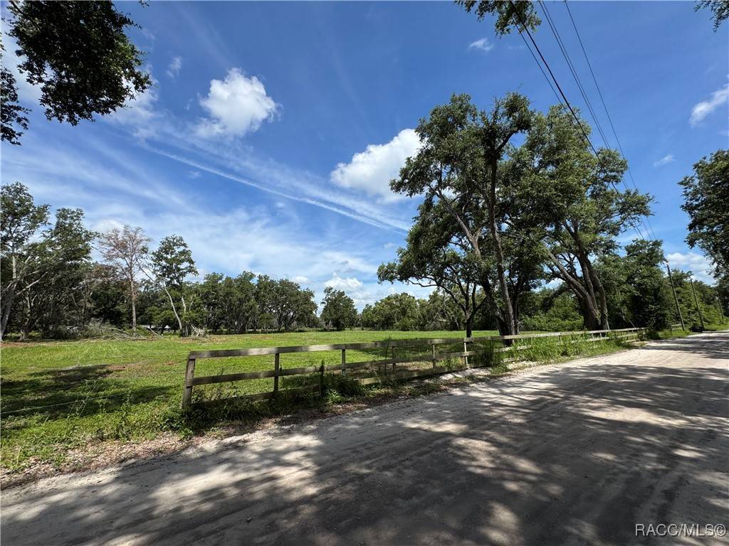 Zephyrhills, FL 33540,6845 Lumberton RD