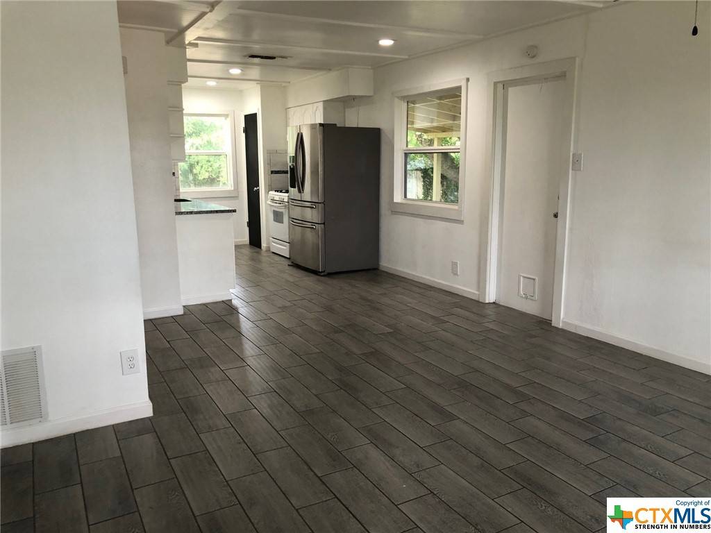 Seguin, TX 78155,807 E Martindale RD
