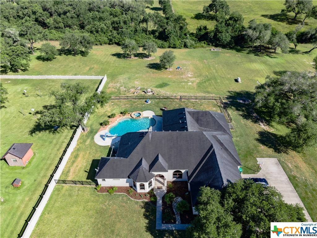 Inez, TX 77968,253 Grand Oak DR