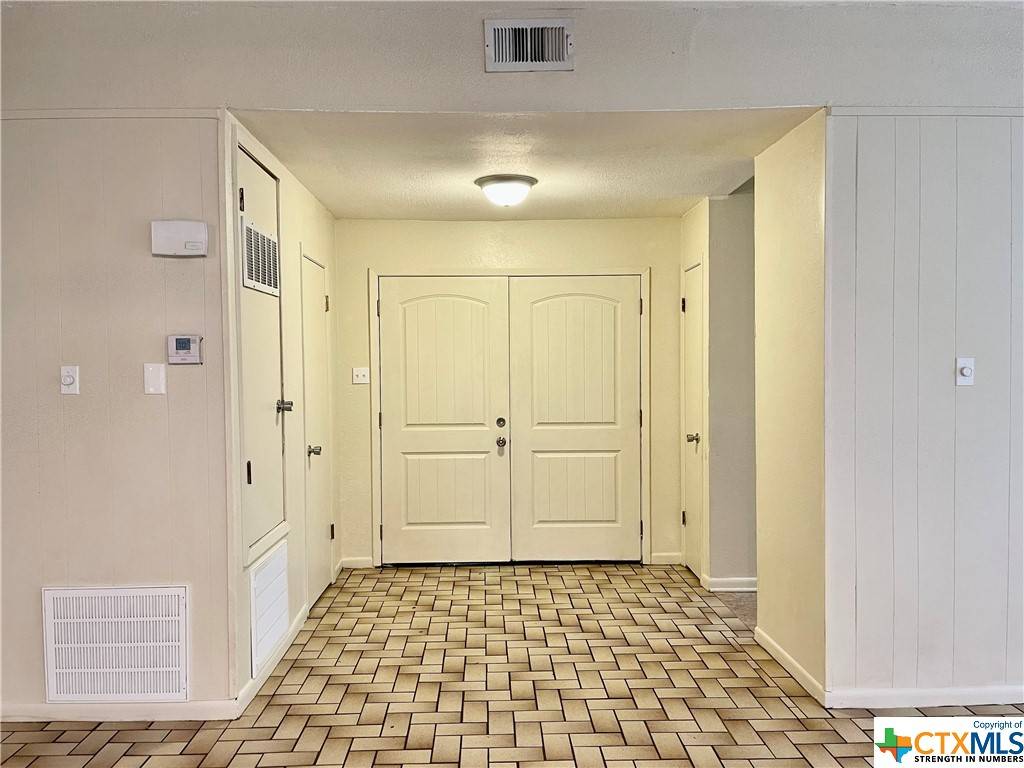 Goliad, TX 77963,613 W Oak ST