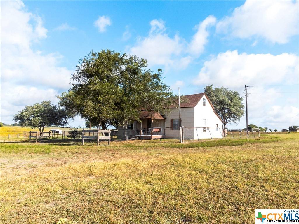 Hallettsville, TX 77964,692 County Road 175