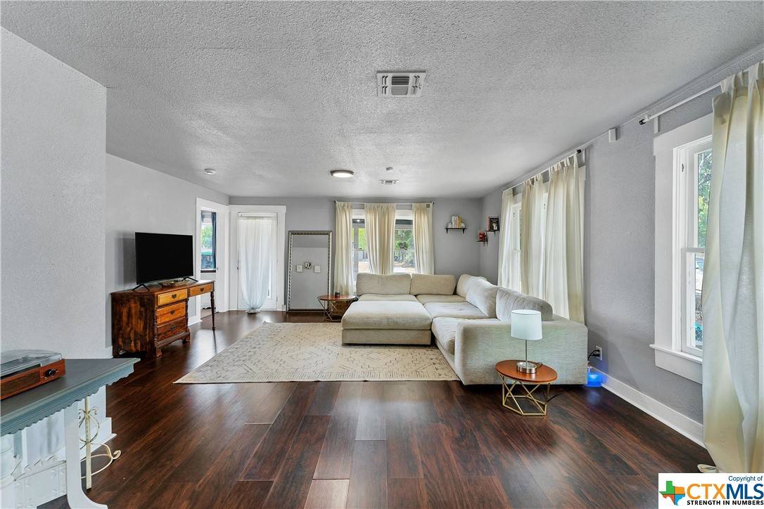 Seguin, TX 78155,725 S Austin ST