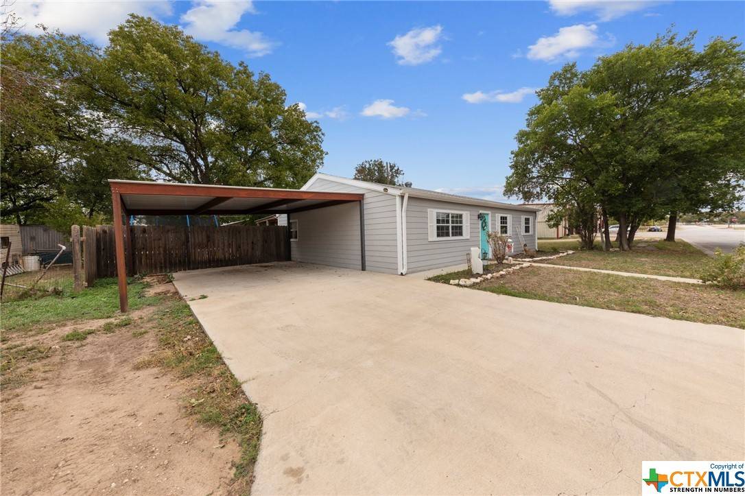 Lampasas, TX 76550,905 S Chestnut ST