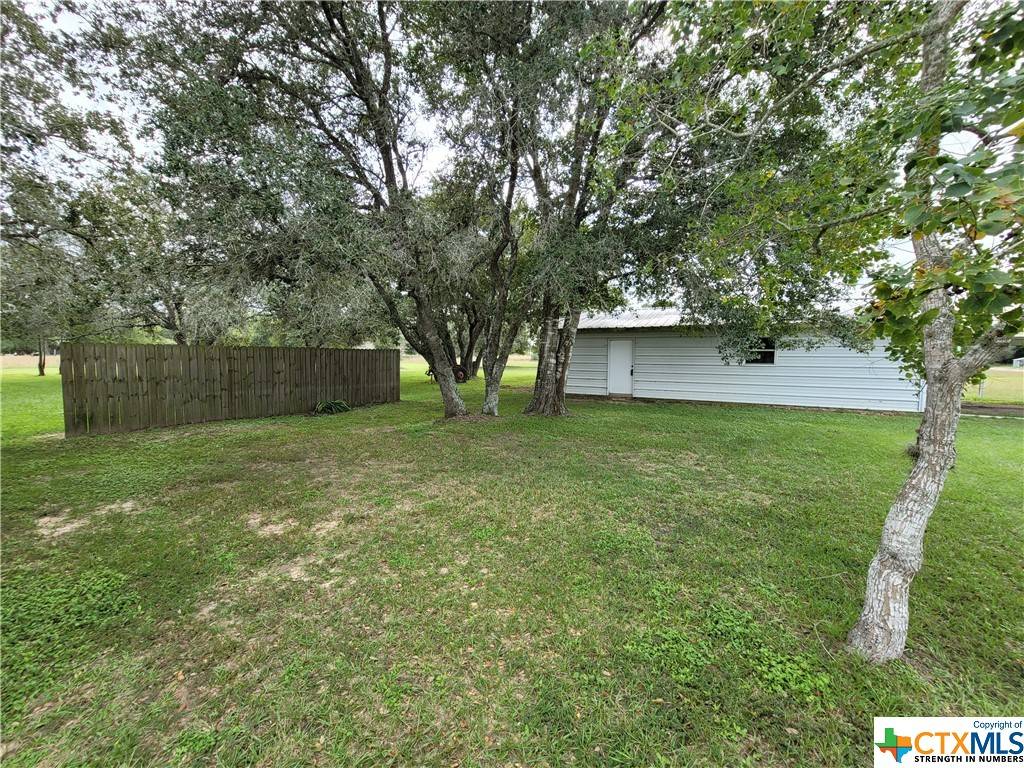 Inez, TX 77968,565 Hollybrook DR