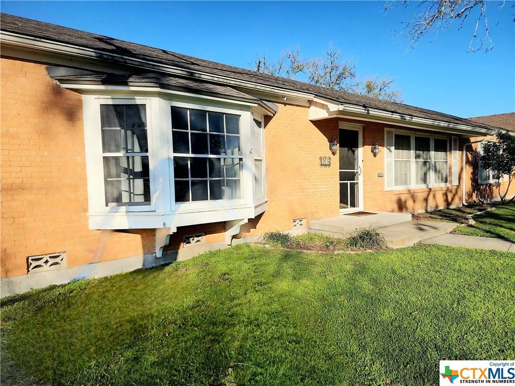 Cuero, TX 77954,208 W Clayton ST