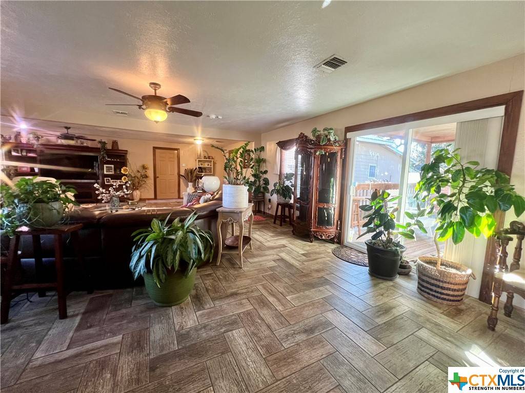 Yoakum, TX 77995,402 Dunn ST