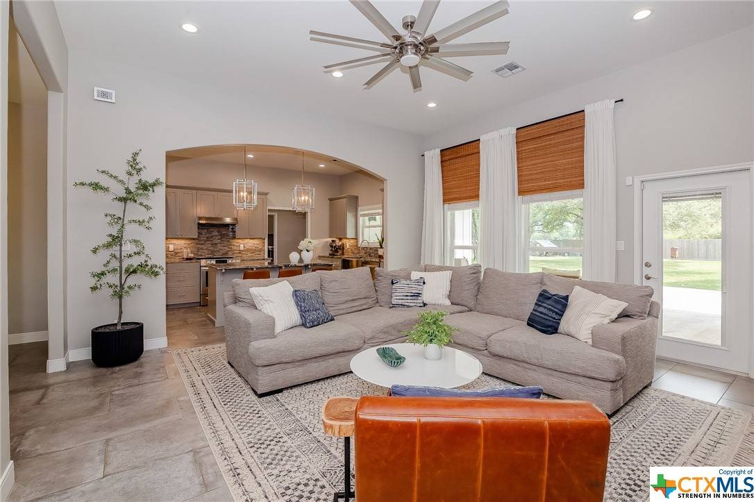 Inez, TX 77968,294 Oak View DR