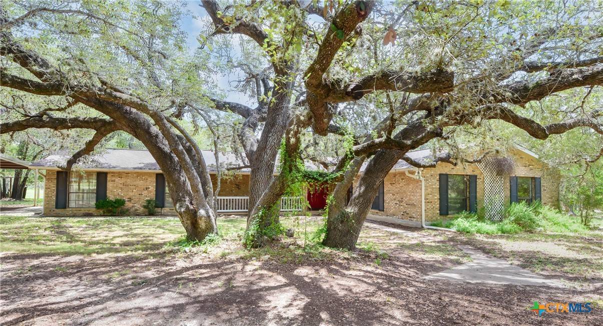 Floresville, TX 78114,107 Post Oak