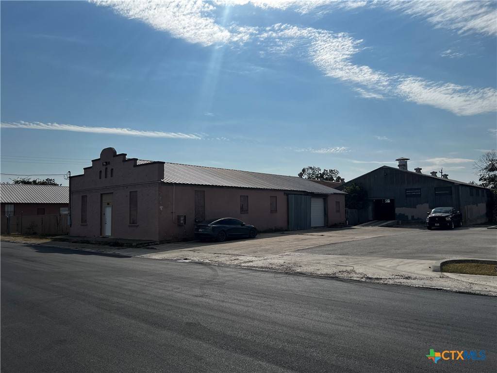 Seguin, TX 78155,310 W Cedar ST