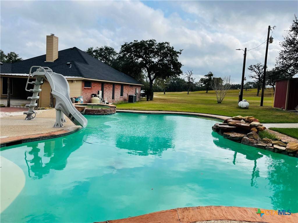 Cuero, TX 77954,2110 Live Oak RD