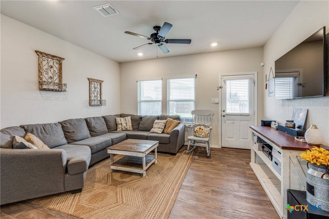 Floresville, TX 78114,292 Middle Green LOOP