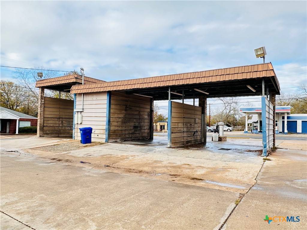 Yoakum, TX 77995,400 E Morris ST