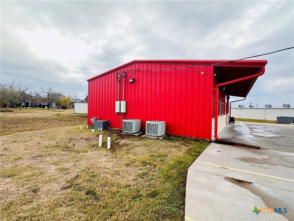 Yoakum, TX 77995,1100 W Gonzales ST