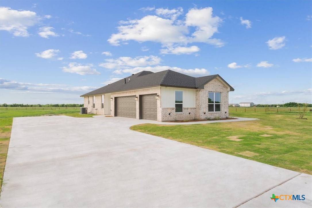 Lott, TX 76656,108 Cougar LN