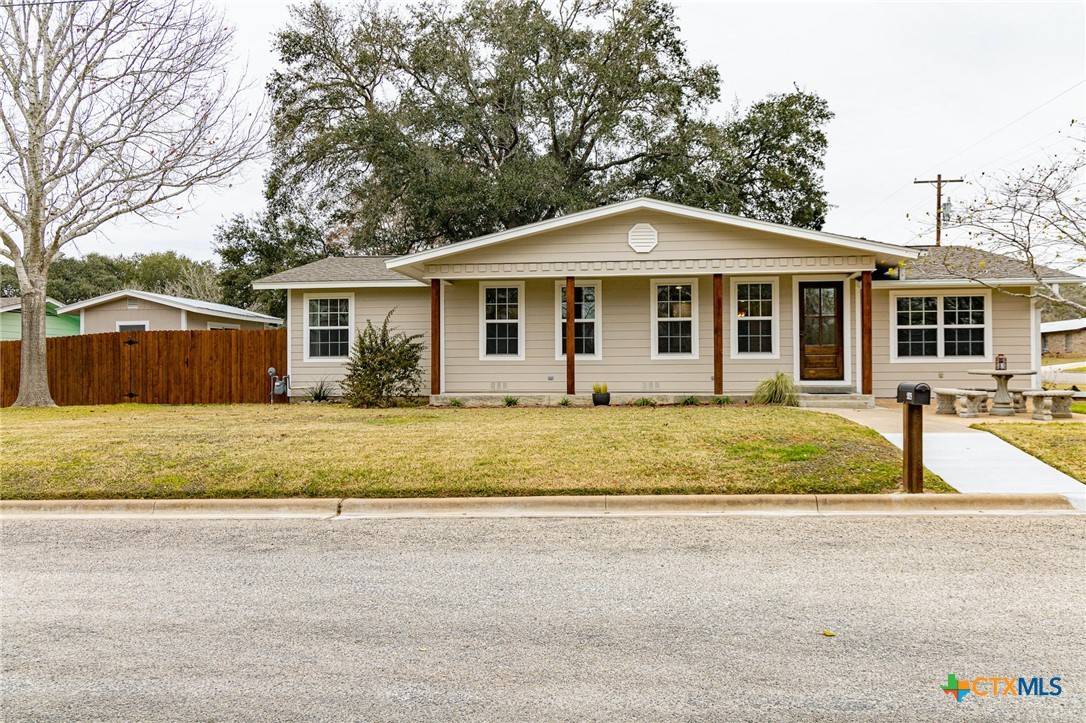 Shiner, TX 77984,203 W Bozka ST