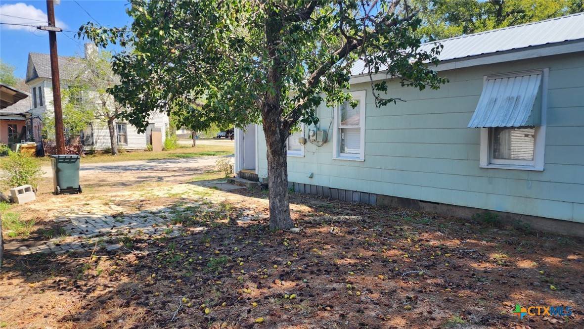 Waelder, TX 78959,413 N Avenue D