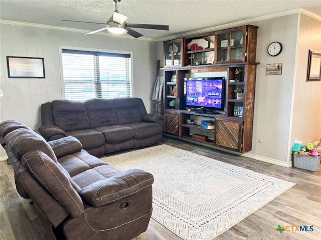 Shiner, TX 77984,912 N Avenue G