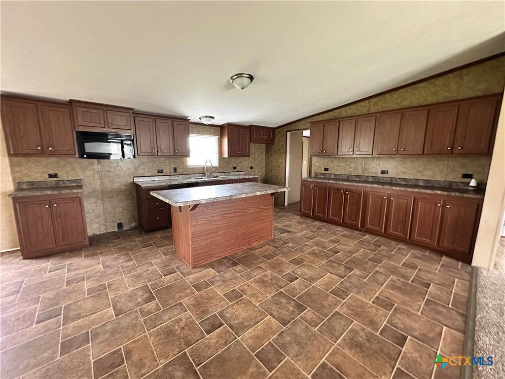 Yoakum, TX 77995,410 Henrietta ST